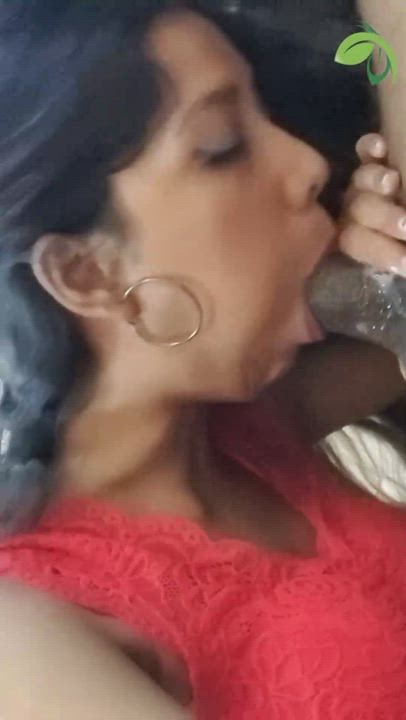 EXTREMELY HORNY BABE GIVING BLOWJOB TO HER BOYFRIEND[LINK IN COMMENT]??