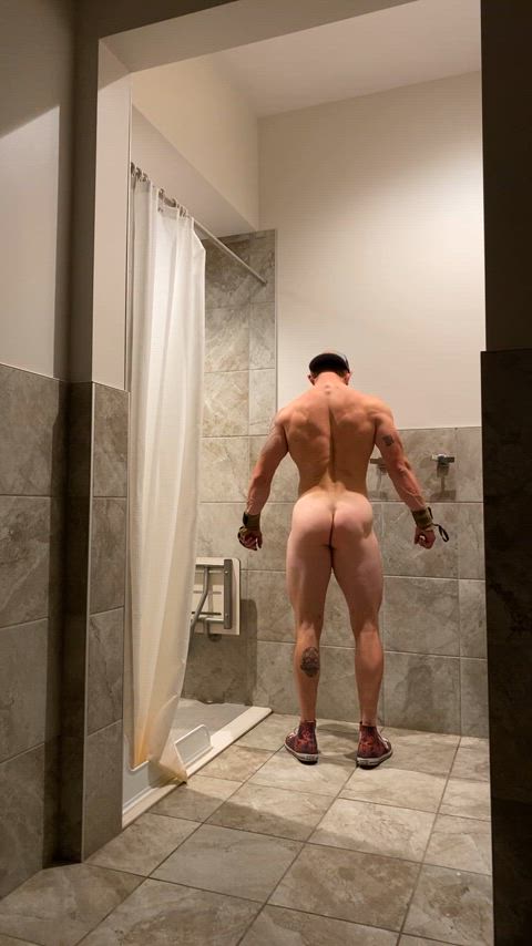 Fuck my muscle ass in the gym bathroom 😏😏