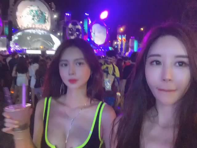 Kwon Byul n friends - Dancing at Songkran