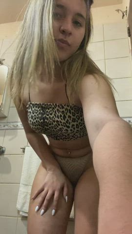 18 with a big booty! Sexting, nudes, customs. Anything you want ???