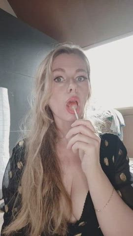 Cute Lips MILF clip