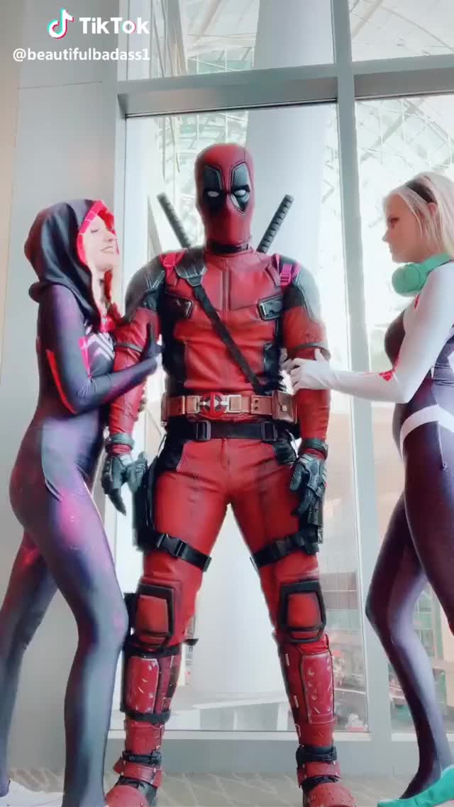 When #gwenom try’s to steal #deadpool from #gwenstacy  @awwut