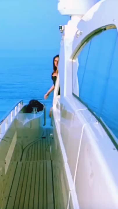 [Plot] [Sexy] [Indian] [1000+] Kareena Kapoor bikini bod [Gif]