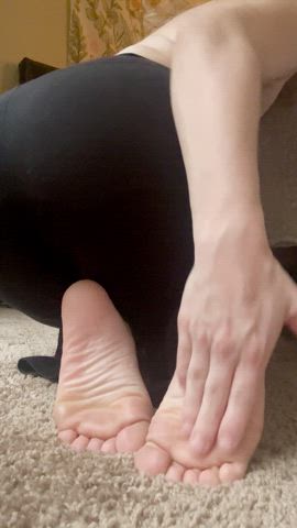 Sexy wrinkled soles from the back - black yoga pants