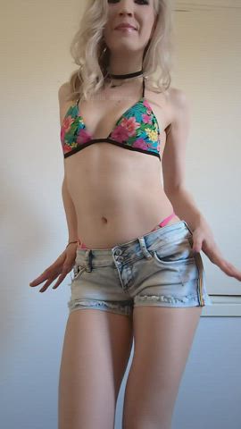 Love my new jean shorts…and how my midriff looks in them ❤️ [GIF]