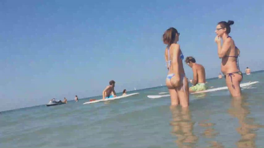 Amateur Beach Voyeur clip