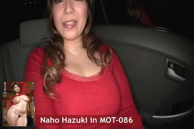Thicc mama shows her goods in the car