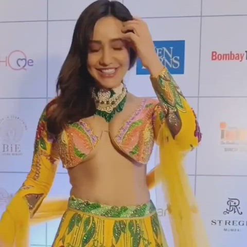 Neha Sharma instead of her usual top view cleavage shots, this time gives us Sidetits