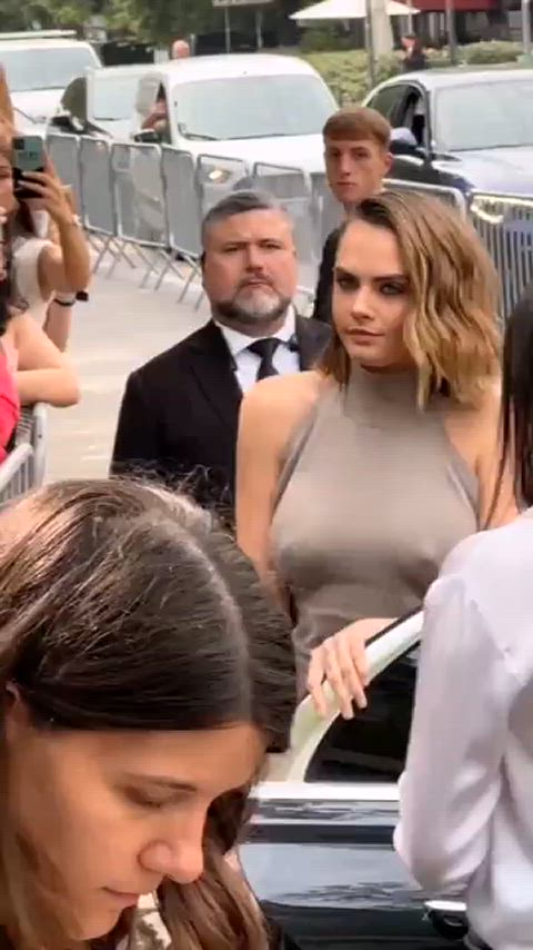 braless cara delevingne model clip