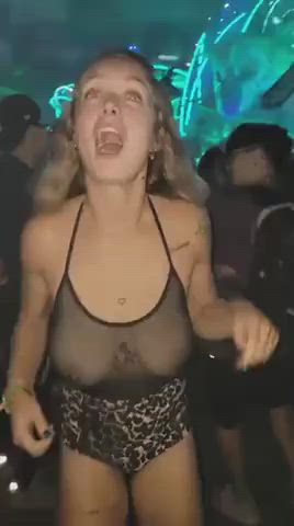 She likes to bounce her boobs 😏