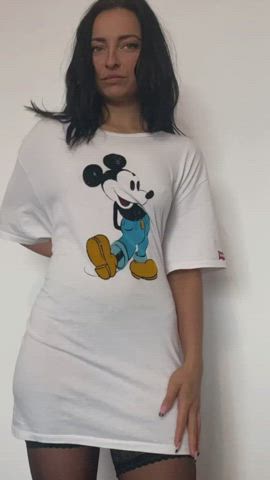 is this the right way to take off my mickey mouse t-shirt? 😇