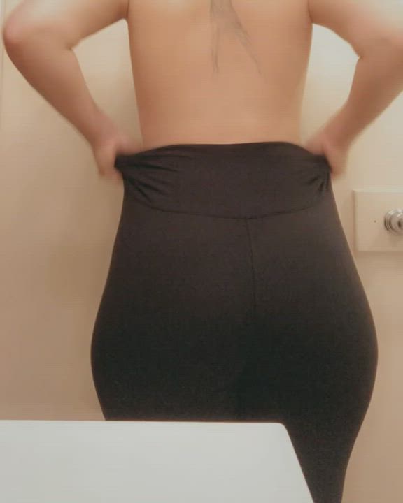 Yoga pants can’t keep this ass in