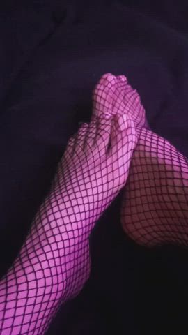 Black fishnets and pink toenails💕