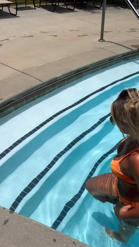 I love the MILFs at the pool