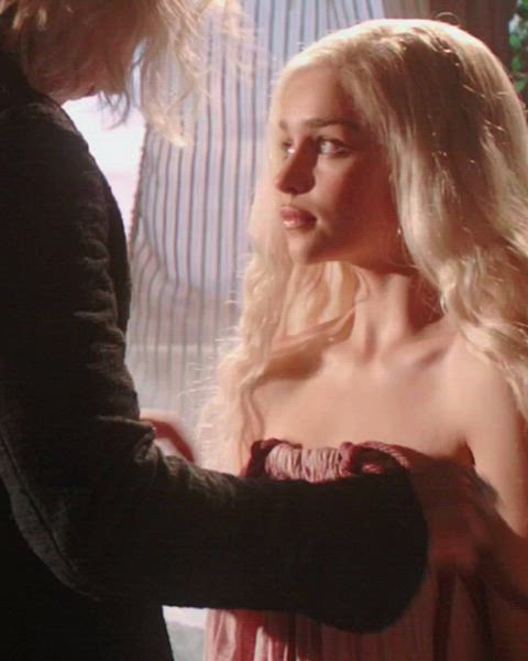 ass celebrity emilia clarke tits clip