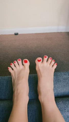 Comment yes if you wanna play with my suckable feet