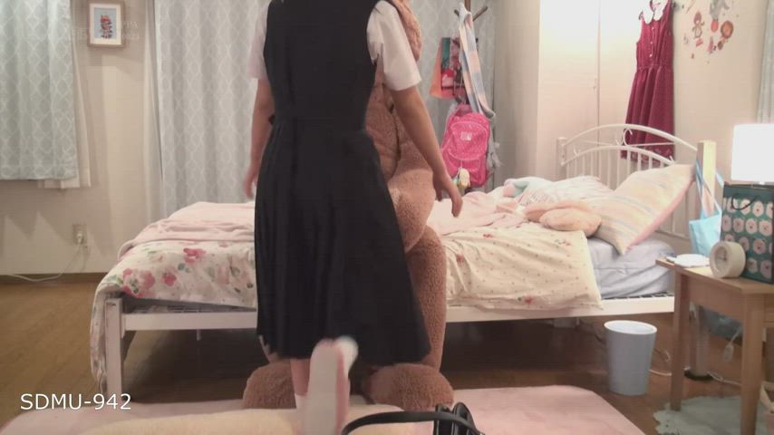 SDMU-942: Ruru Arisu cuddles with her giant teddy bear, then is fucked by it