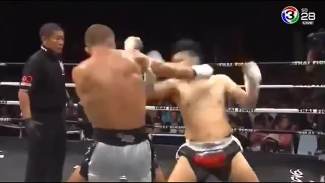 Tengnueng Sit Jesairoong knocks out Mike Vetrila (Thai Fight)