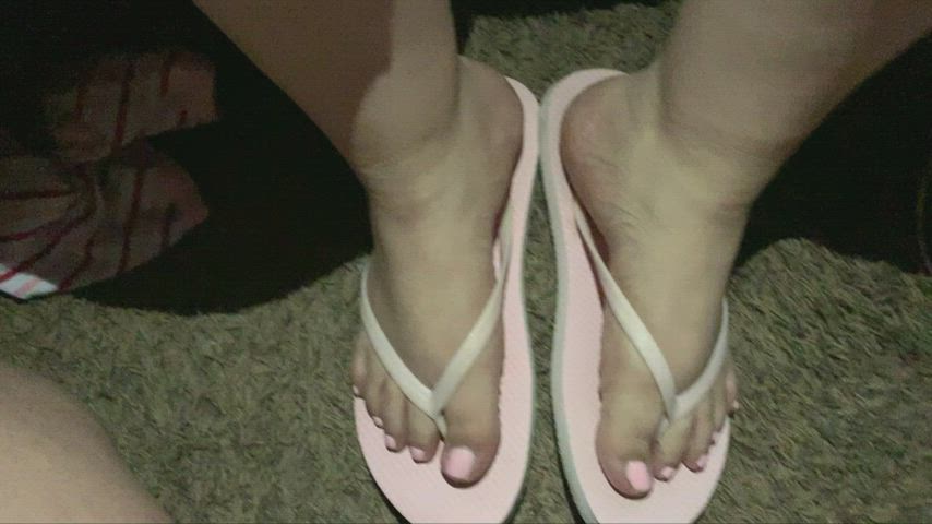 Sexy pov view of her beautiful Latina bbw feet in flip flop sandals 💦🦶🏻🔥