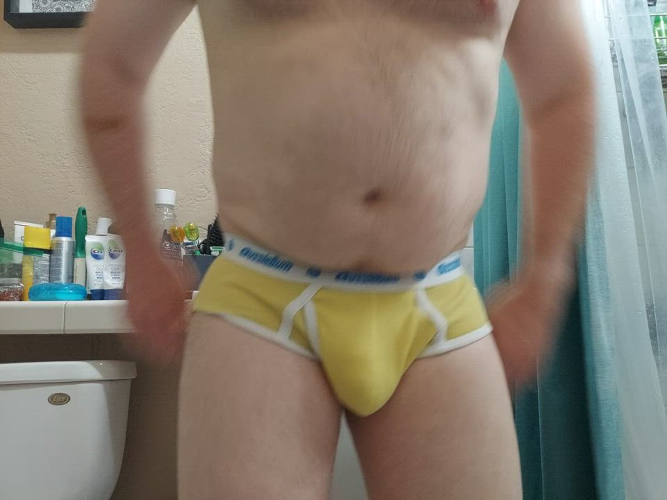 Mellow yellow Sunday bulge jiggle