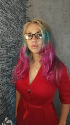 What‘s your opinion on nerdy MILFS?