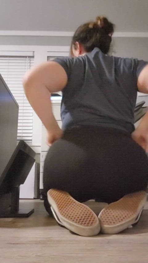 Would you let a thick girl bounce on you at work?