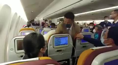 Thai Airways crew puts Chinese woman in headlock after she allegedly deliberately