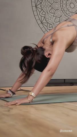 Shriya Saran hot yoga