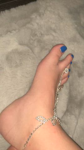 What do you think of my wife’s foot jewelry?