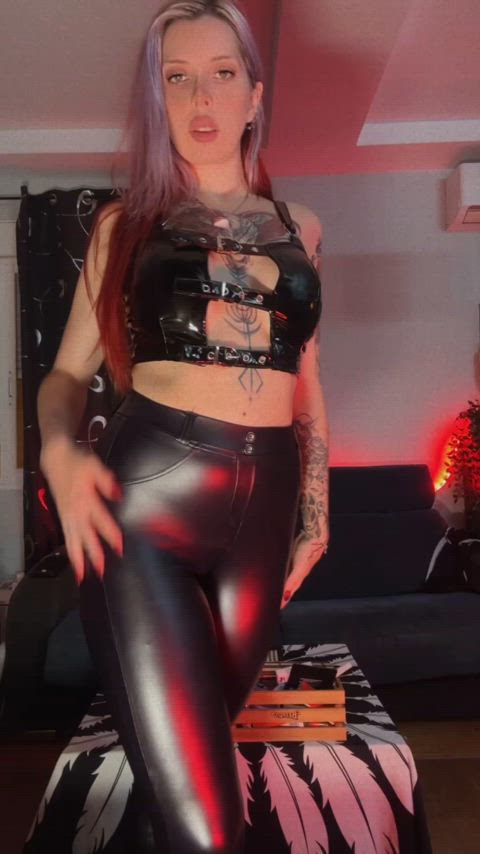 I need a volunteer who loves leather to fuck me in this outfit