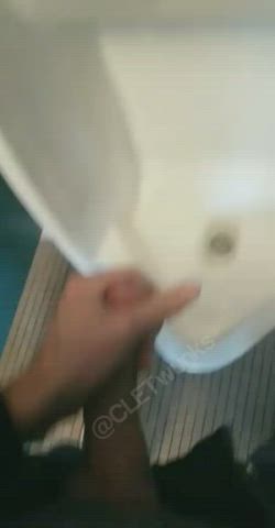 Huge urinal cumshot 💦