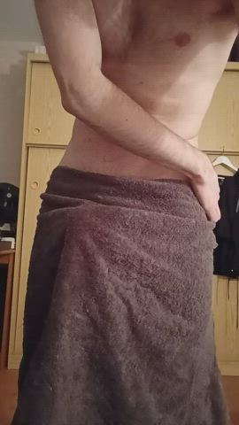 This towel seems useless, it doesn't want to stay on