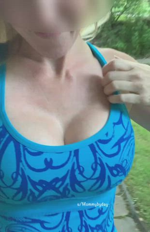 Summer and titty flashing go hand in hand. [GIF]