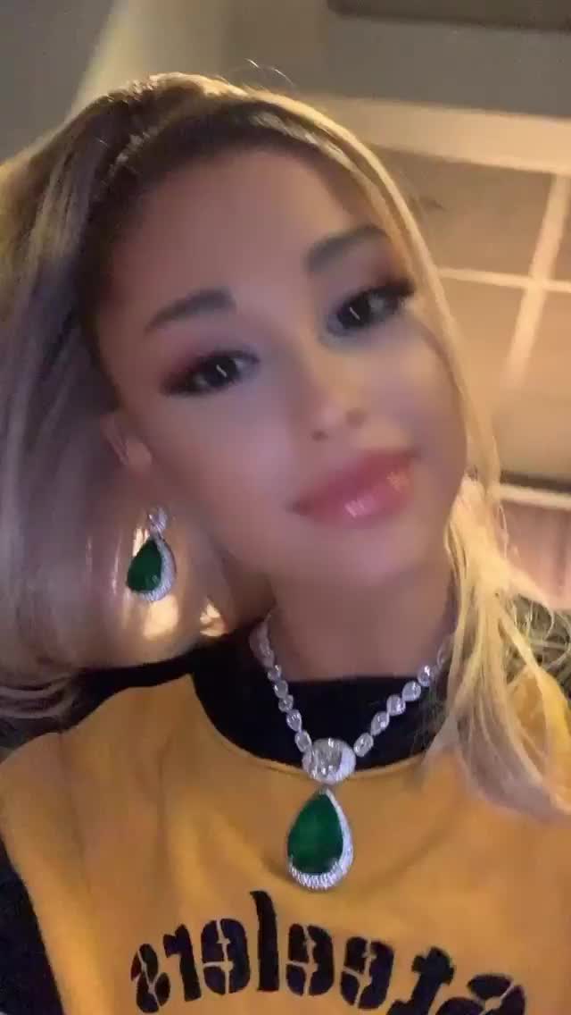 I want Ariana Grande to suck my pussy with her perfect lips