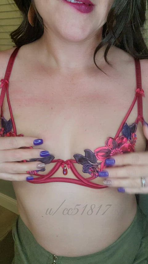 Even I got turned on by my tits in this flowery bra