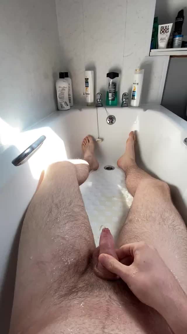 First time pissing on myself and I loved it! Whole vid lasts over 1 minute!