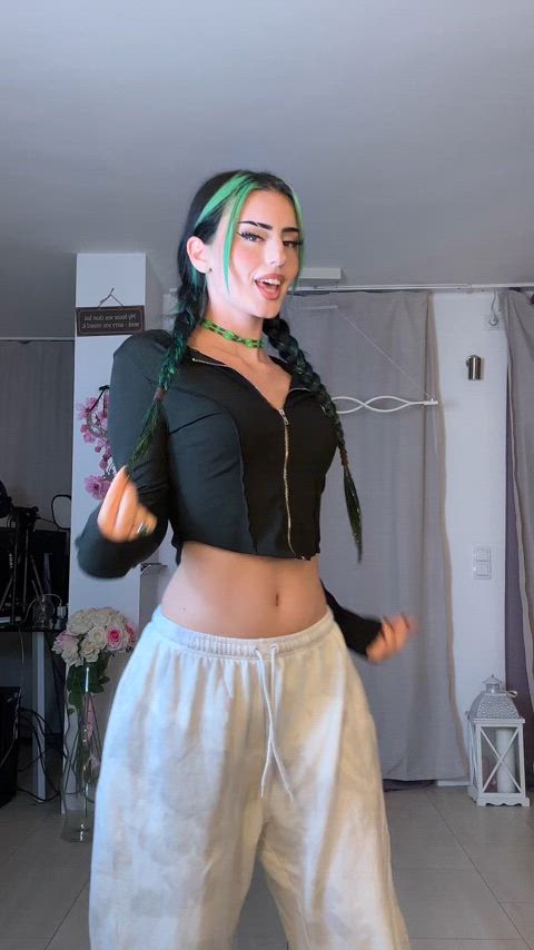 brunette dancing german tiktok clip