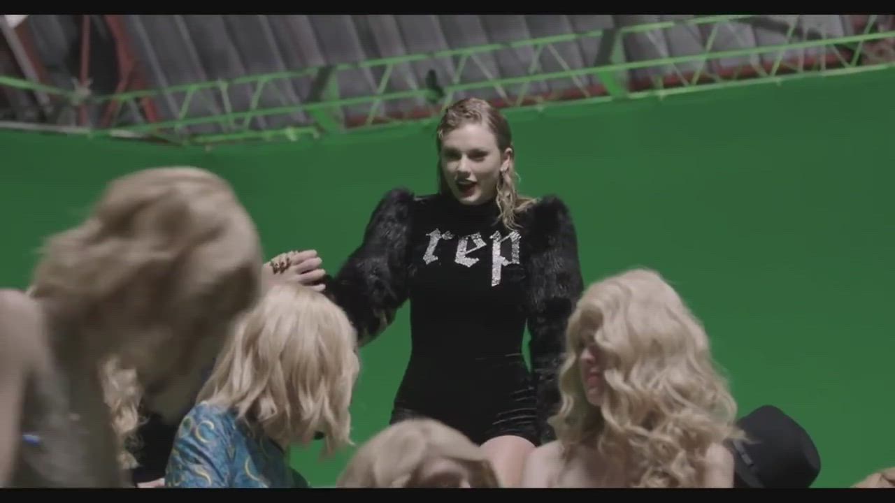 Jiggling Legs Taylor Swift clip