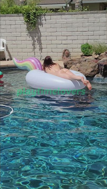 Hot oiled ass on a floatie