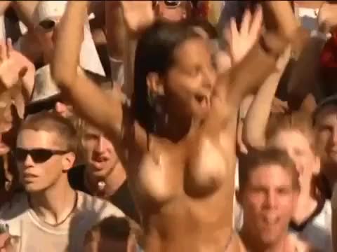 Cute topless girl in crowd at Woodstock 99 (2 more in comments)