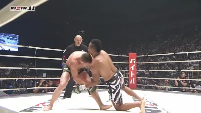 Daron Cruickshank finishes Tom Santos with elbows leading to a tapout! #RIZIN