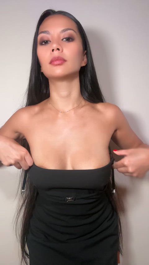 asian boobs cleavage downblouse milf tease braless real-tease softcore clip