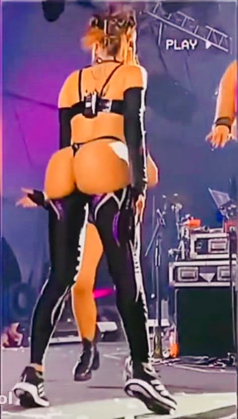 Anitta rebolando no melhor show dela