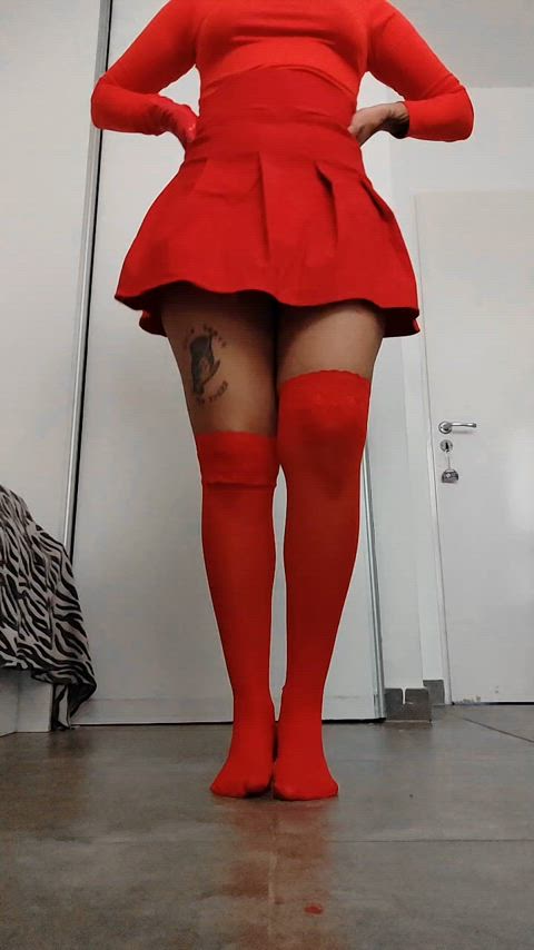 Is there anything more pleasant than looking at well-pigmented stockings? It's like