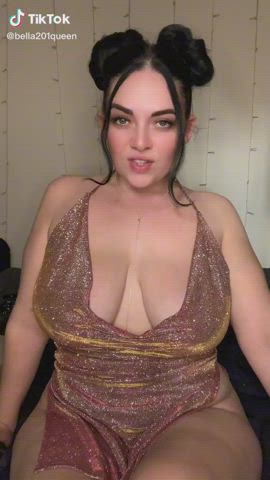 big tits braless cleavage natural tits non-nude saggy tits tiktok tits clip