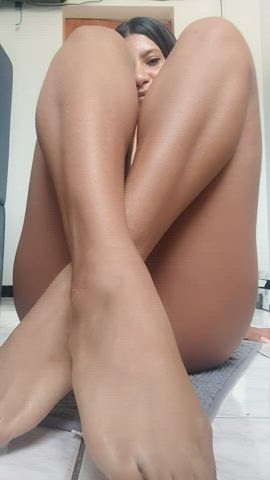 happy midweek 😏 Start by licking my feet and fingering my pussy 🥵