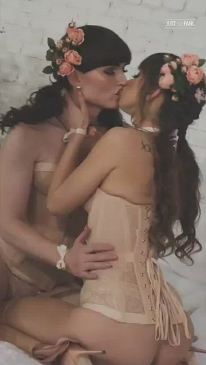Sensual kissing with Riley Reid