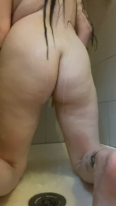 Big Ass Fake Tits Glasses MILF Shower clip