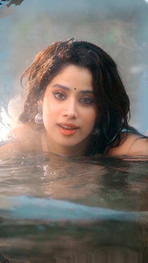 The nepo slut Janhvi Kapoor has made her ugly face into a cumworthy fuck face. It's