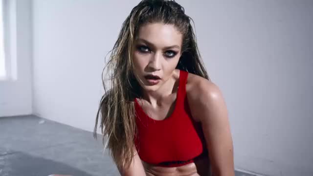 LOVE Advent 2017 - Gigi Hadid - Day 11